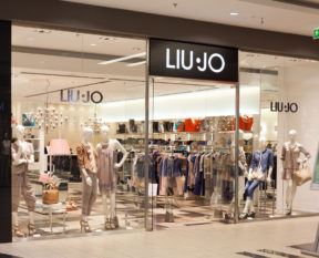 Interiors of shopping centres